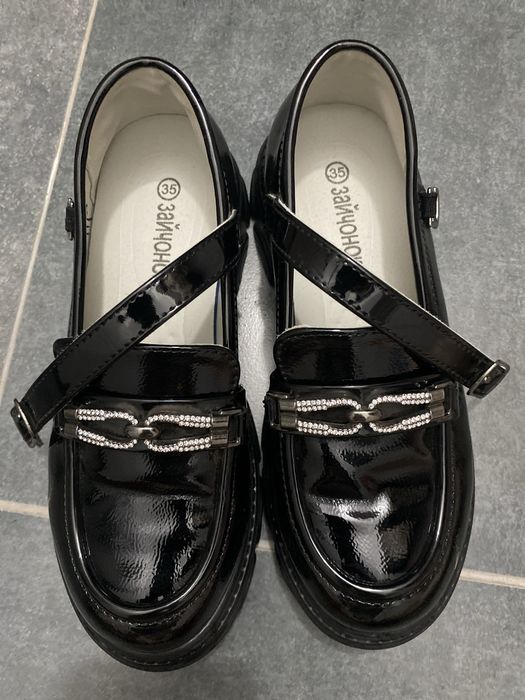 Сатылымда қыздарға жаңа аяқ қиім,