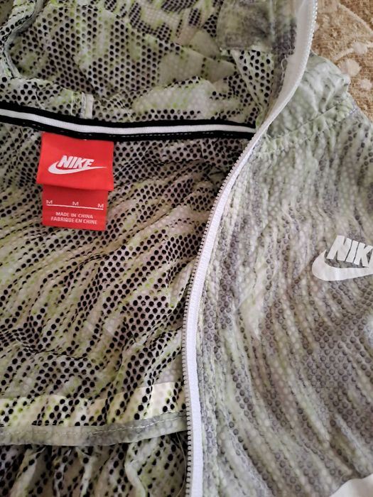 Дамски елек nike, рязмер м, нов