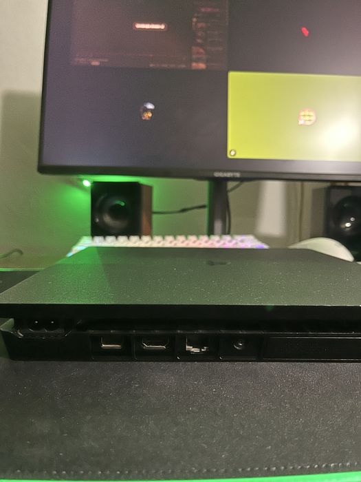 Ps 4 + volan gaming VAND SAU SCHIMB