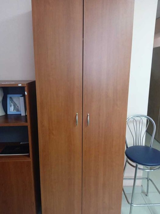 Продам двухдверный шкаф