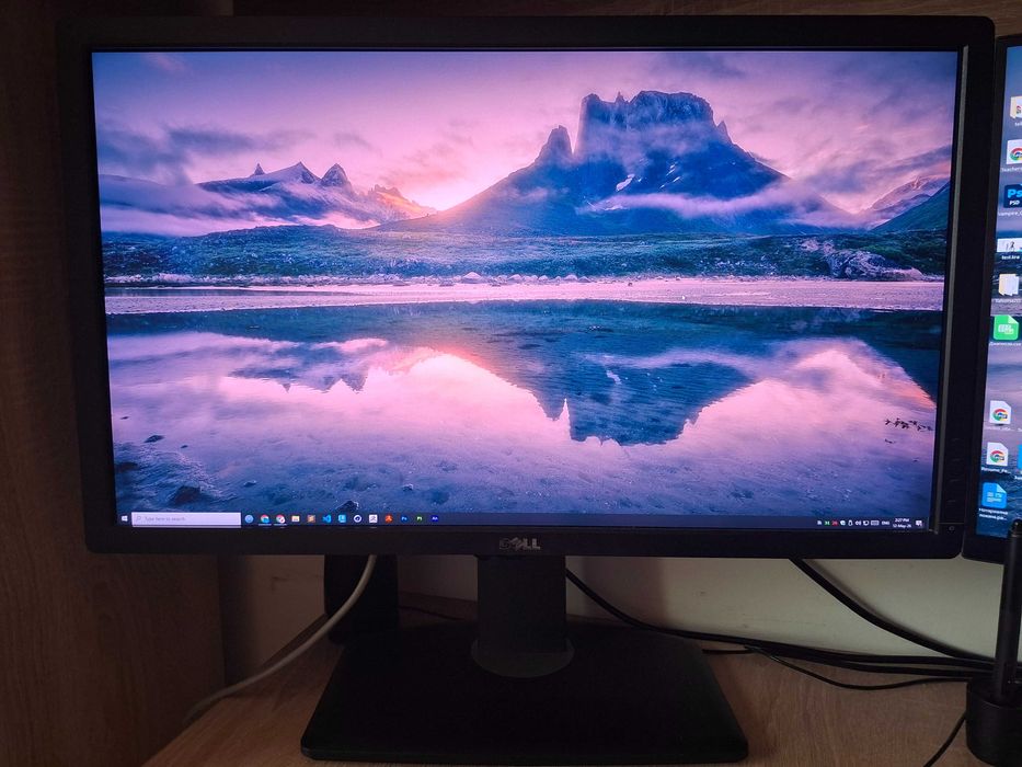 Монитор Dell U2713HM, таблет за рисуване Wacom и слушалки Apple с кабел