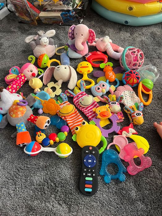 Лот бебешки играчки и кърпички за гушкане