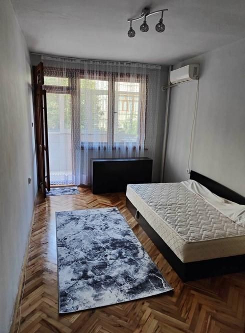 Дава се под наем Тристаен апартамент в Бургас, Център - 98 кв.м за 510 € - Снимка #1