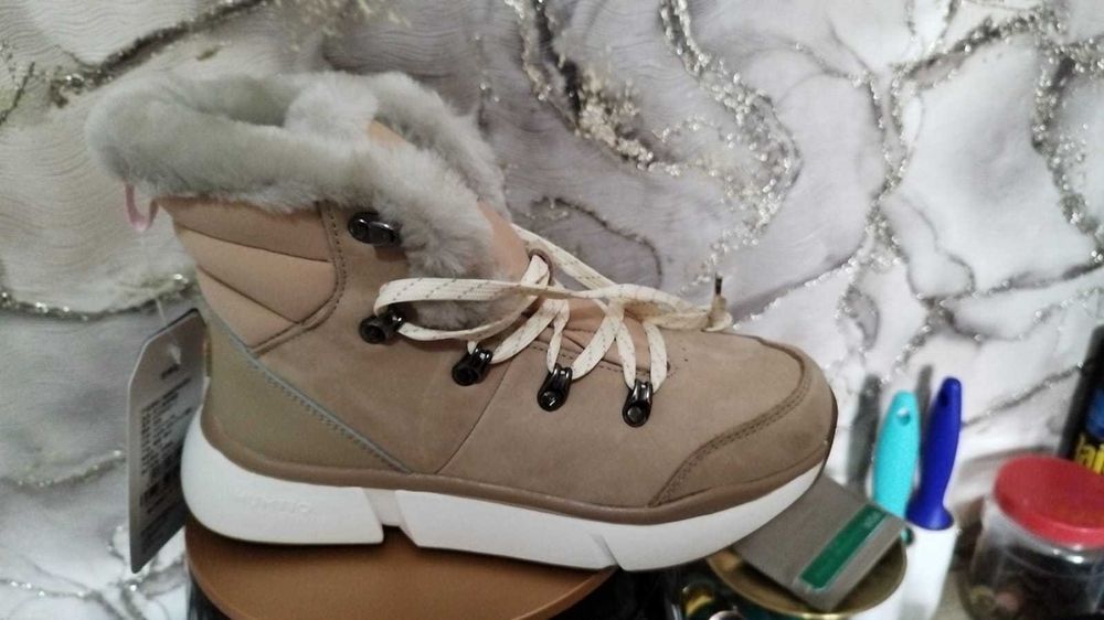 Продам зимние ботинки замша