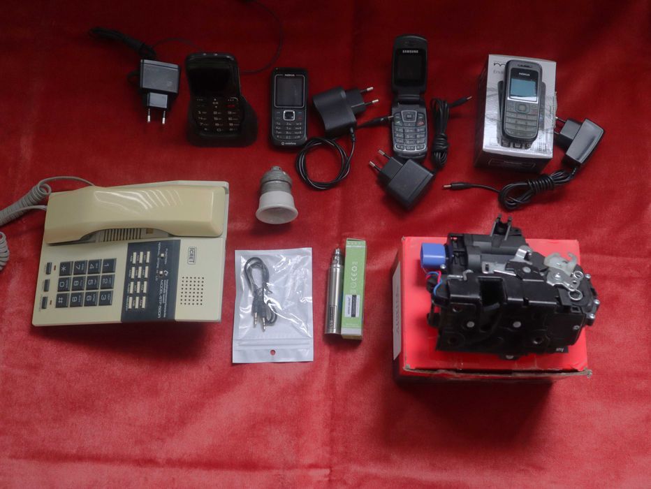 Lot compus din 4 telefoane mobile + broasca POLO 9N, etc