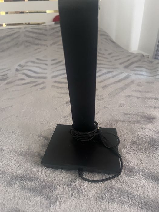 Suport de casti ce lumineaza