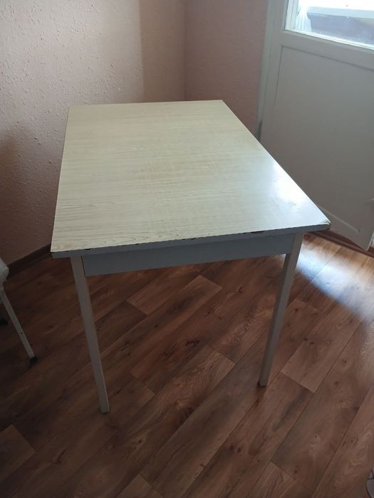 Продается кухонныи стол