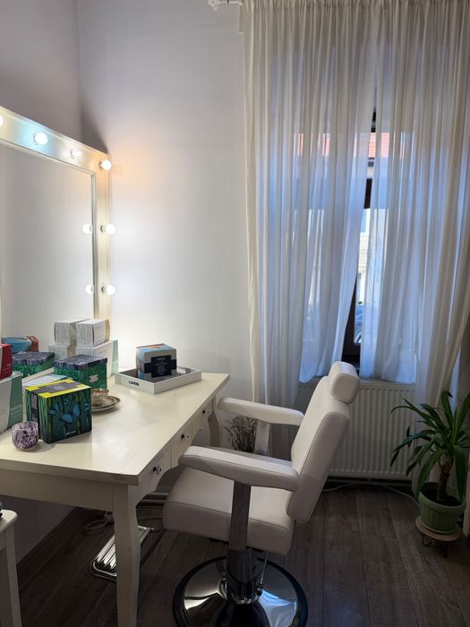 Închiriez post manichiură și post coafor/frizerie