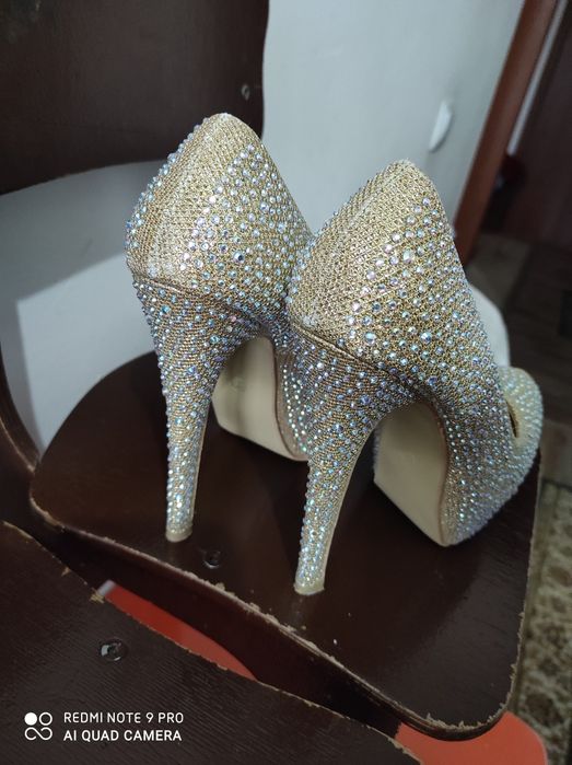 Туфли с камушками