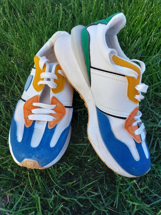 Многоцветни маратонки