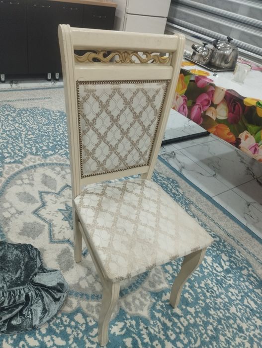 Стол и стулья хорошом состояние