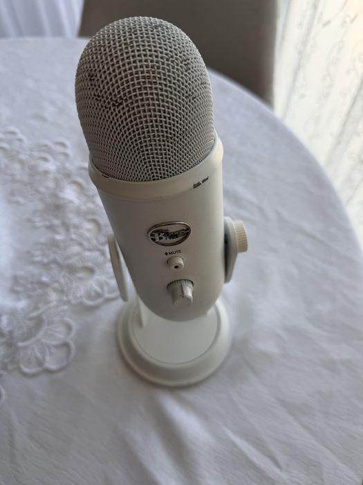 Microfon Blue Yeti Alb – stare bună, perfect pentru streaming/podcast