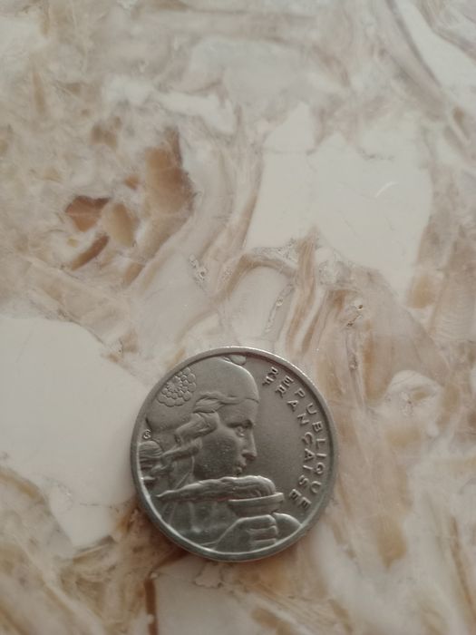 Продавам монета 100 fRANCS