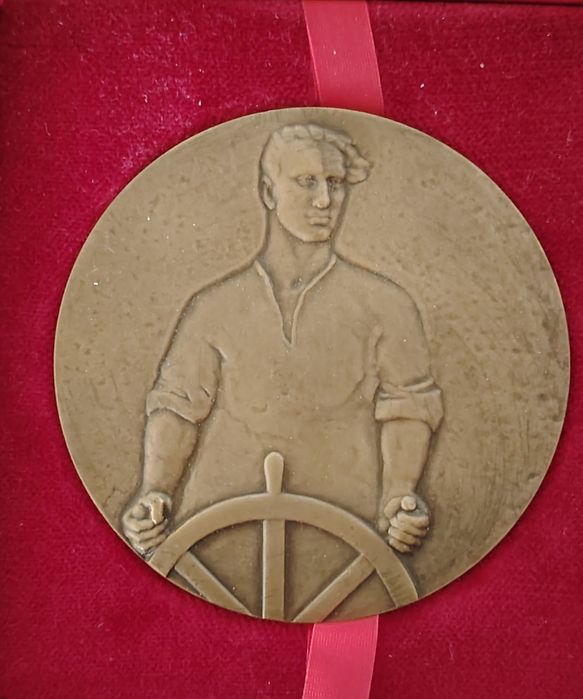 Настольные и памятные медали