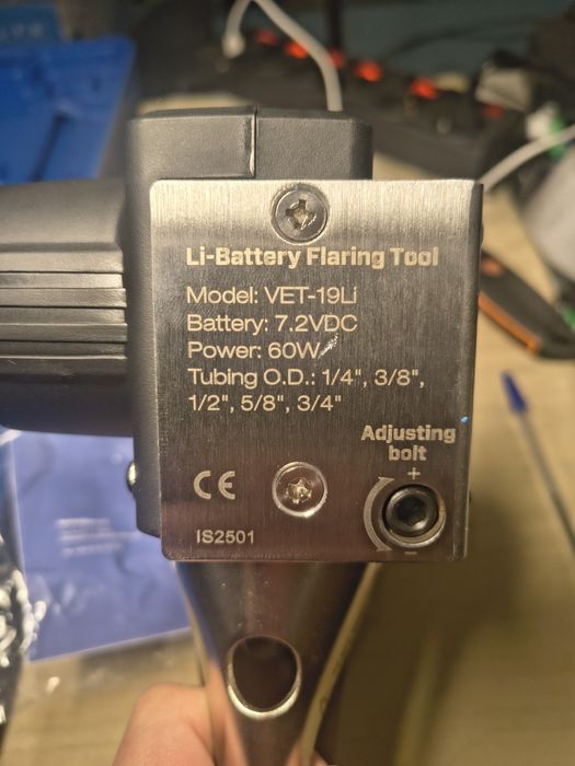 Електрически инструмент за развалцоване Value VET-19LI с куфар