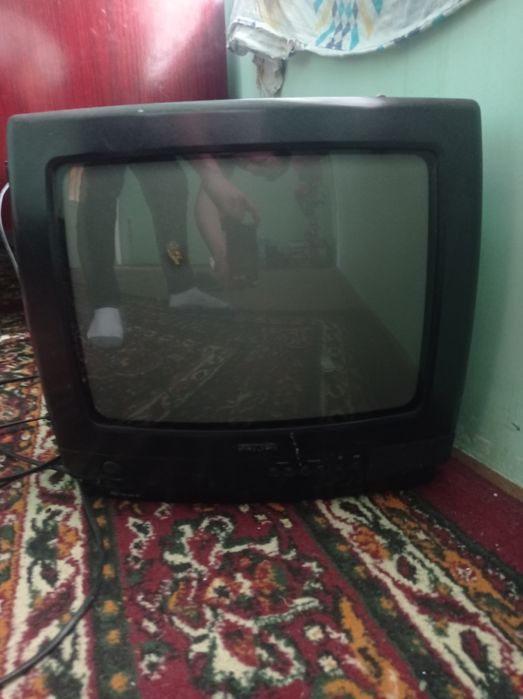 Televizorlar Ishlashi zoʻr, bittasi lg ʼ, bittasi philips