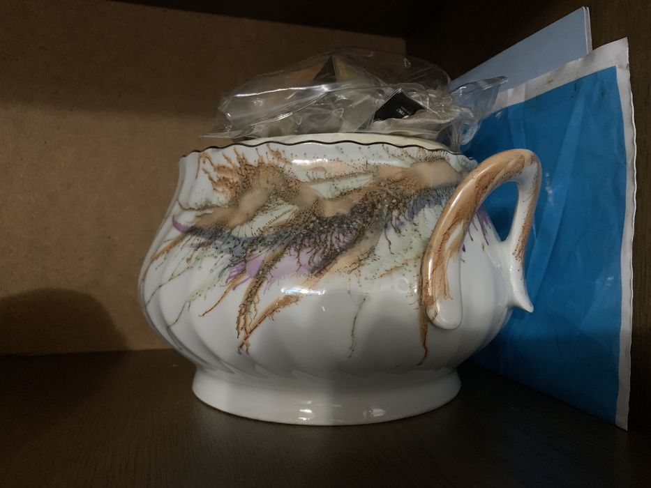 Комплект порцеланови чаши и чинии и супник