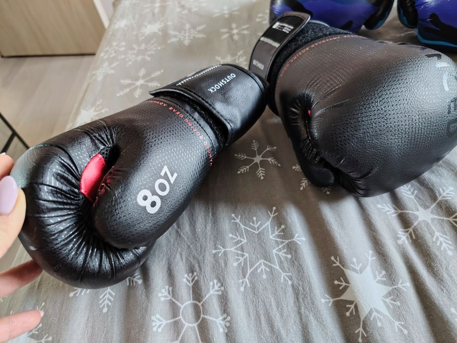 Боксови ръкавици и каска за бокс