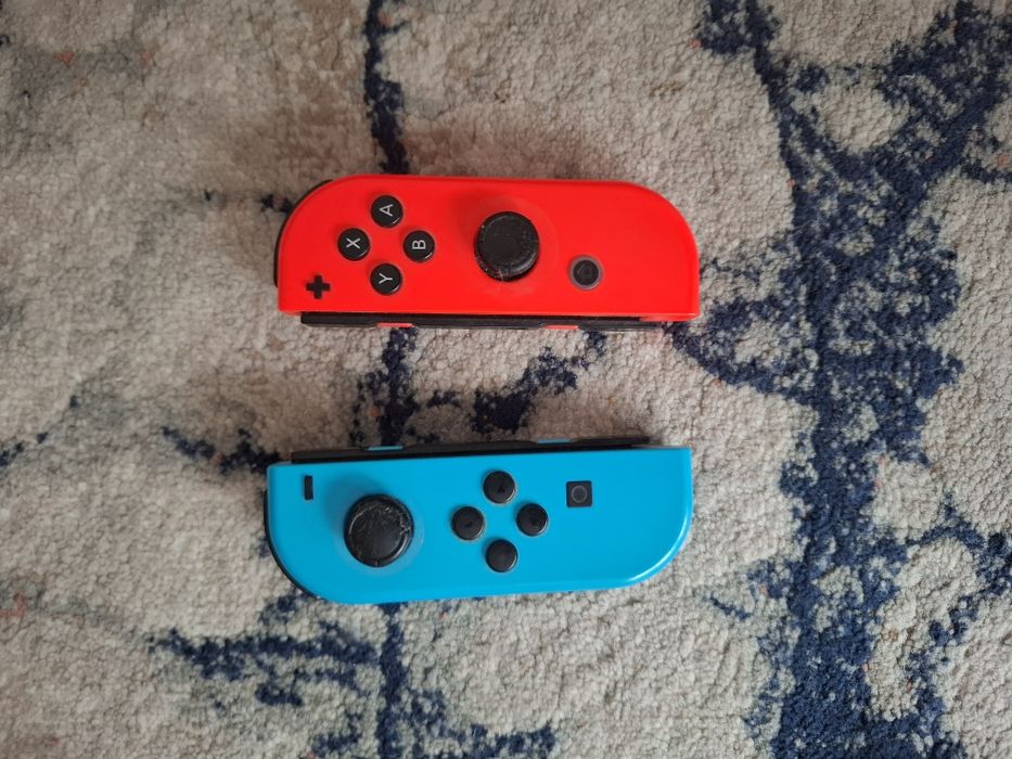 nintendo switch + the witcher 3 + set joy con uri