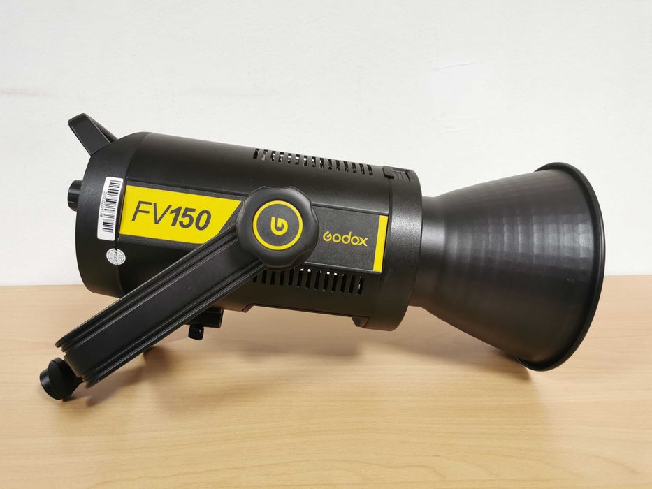 Хибридно LED осветление и светквавица Godox FV150