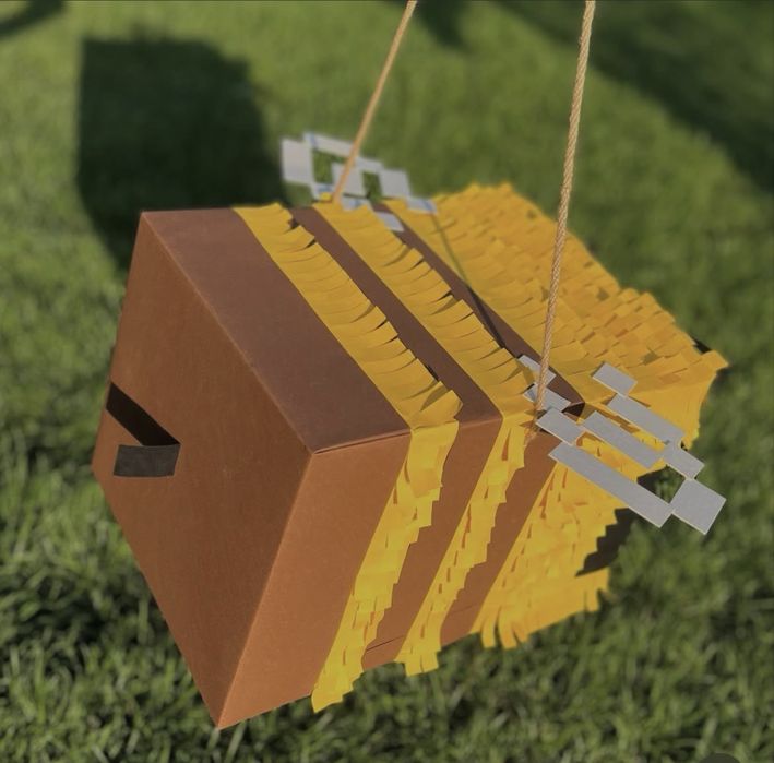 Пинята на Minecraft пчеличка