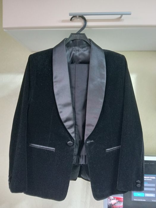 Продам велюровый  костюм с брюками на мальчика. Рост 150.