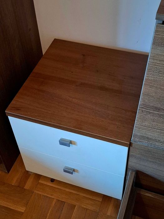 Нощно шкафче с две чекмеджета
