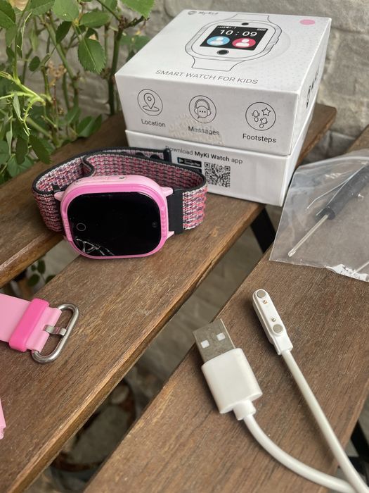 Продавам розов детски смарт часовник Smart Watch MyKi 4 Lite
