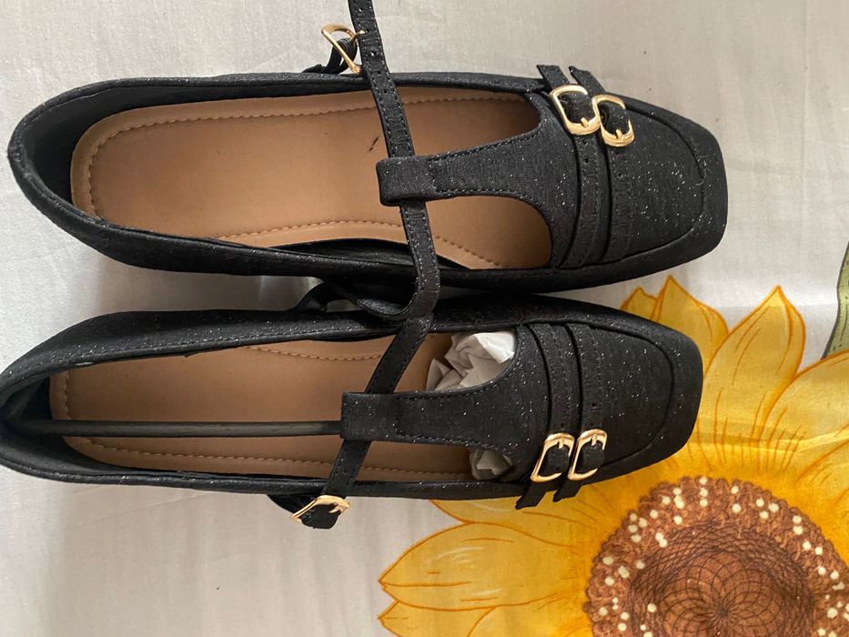 Pantofi noi in cutie.