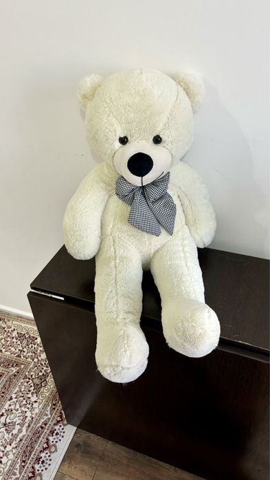 Плюшевая мишка белого цвета