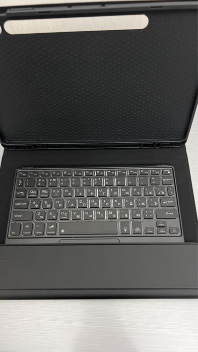 Клавиатура для планшета .Новая с чехлом .