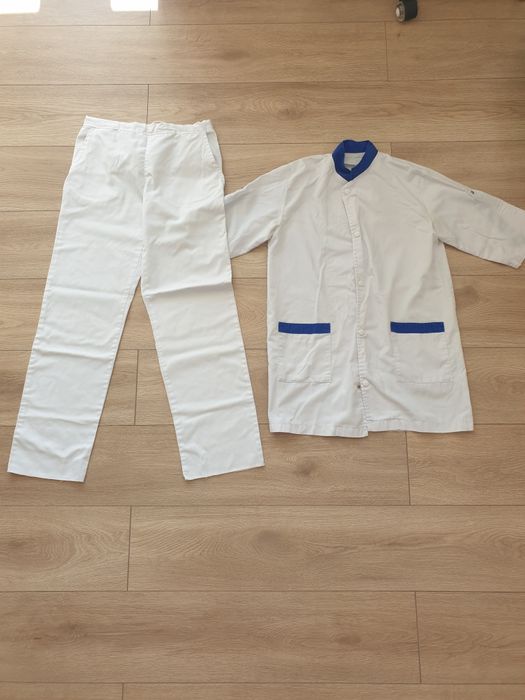Costum medical alb
