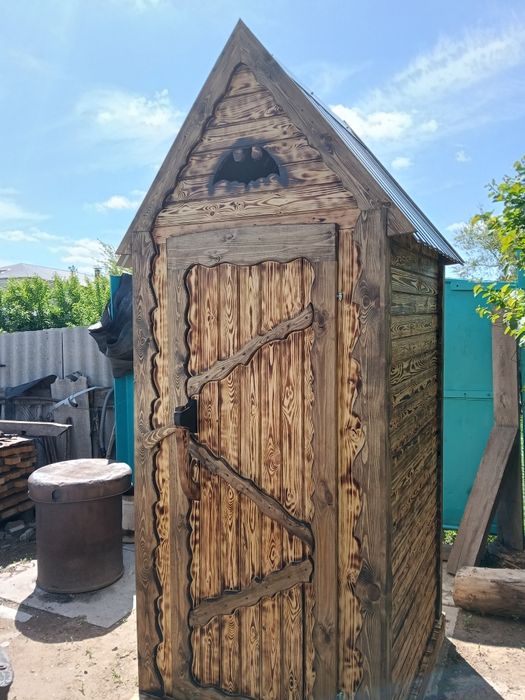 Садовый деревянный туалет