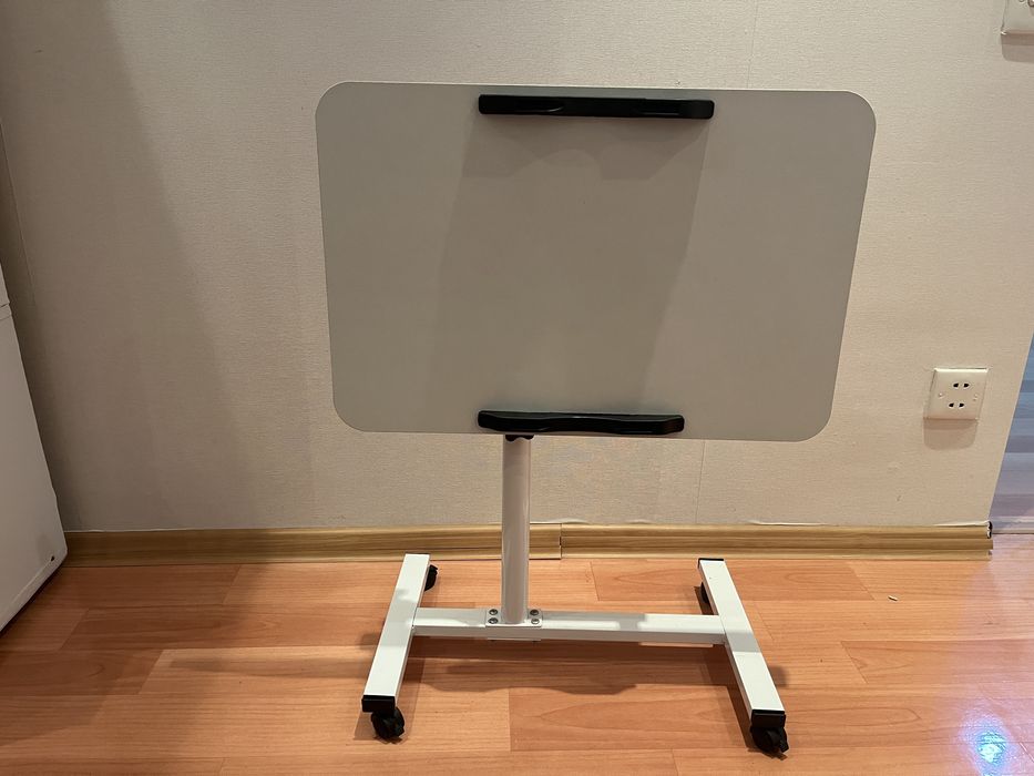 Прикроватный стол