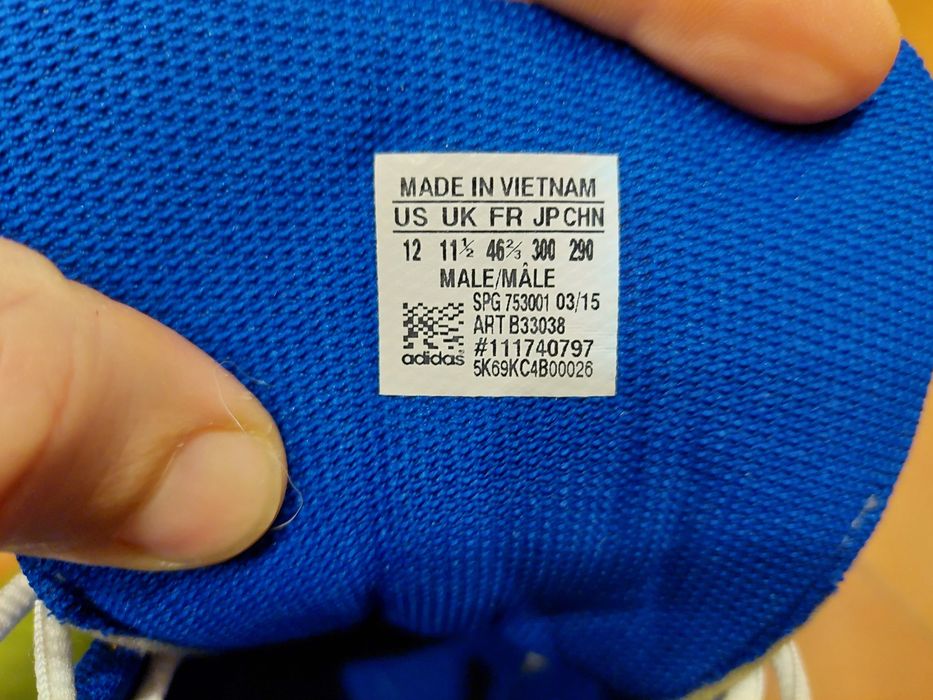 Нови спортни обувки за тренировка в зала или баскетбол adidas