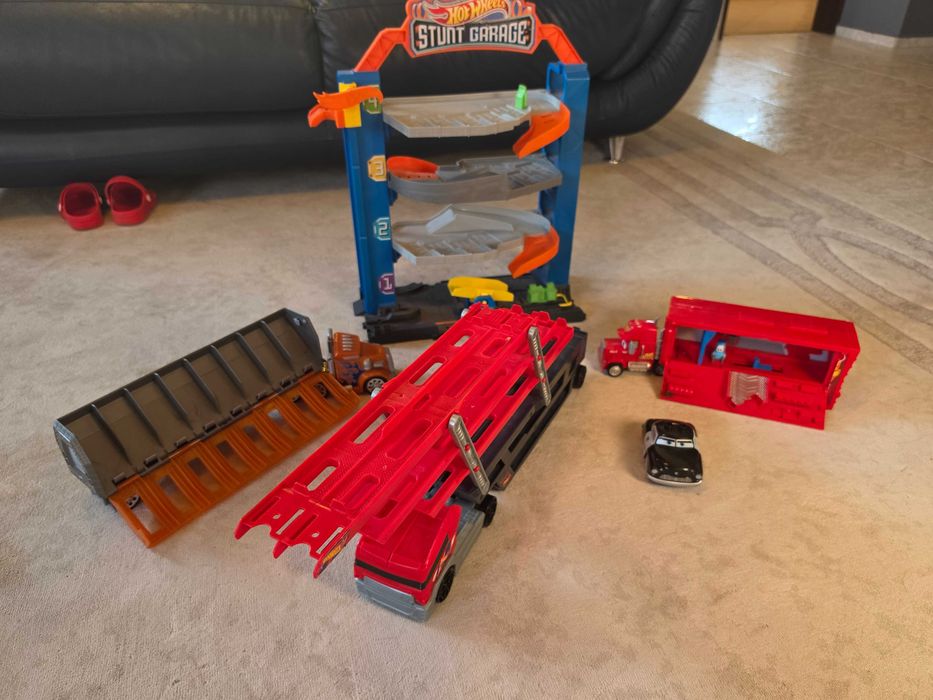Hot Wheels писта и три камиона