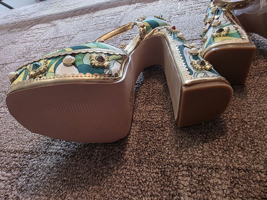 Sandale cu toc si platformă