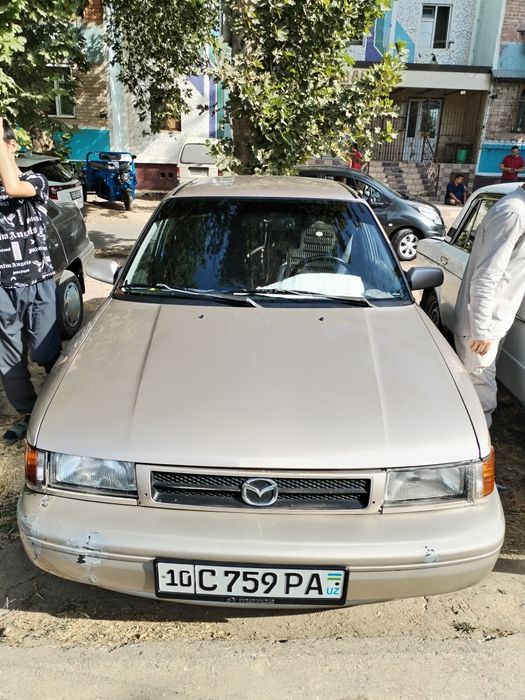 Мазда 323 в хорошем состояние