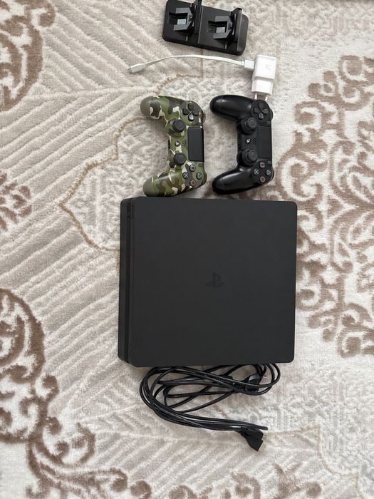 Playstation 4 слим 1тб с 2 джойстиками и станцией в идельном состоянии