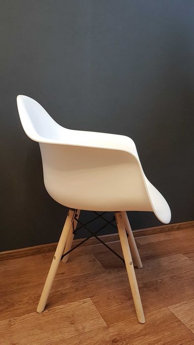 Стул, стулья пластиковые с деревянной ножкой