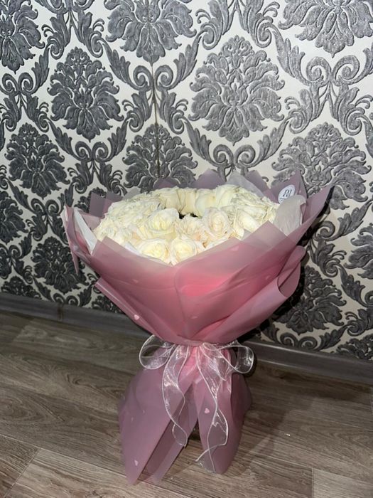 Продаются белые розы в зеркальной упаковке.