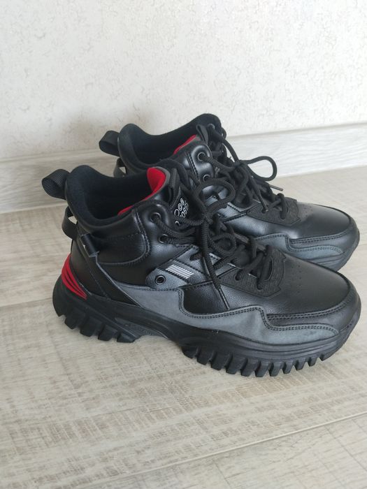 Продам демисезонные кроссовки