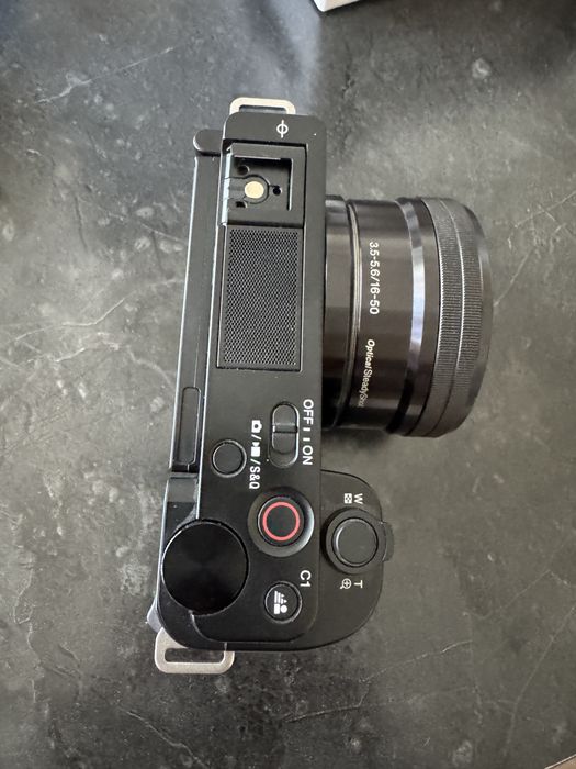 Фотоапарат Sony ZV-E10 с кит Ленс - E PZ 16-50mm f/3.5-5.6 за Влогинг