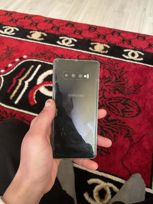 Vând sau schimb samsung s 10+ cu iphone