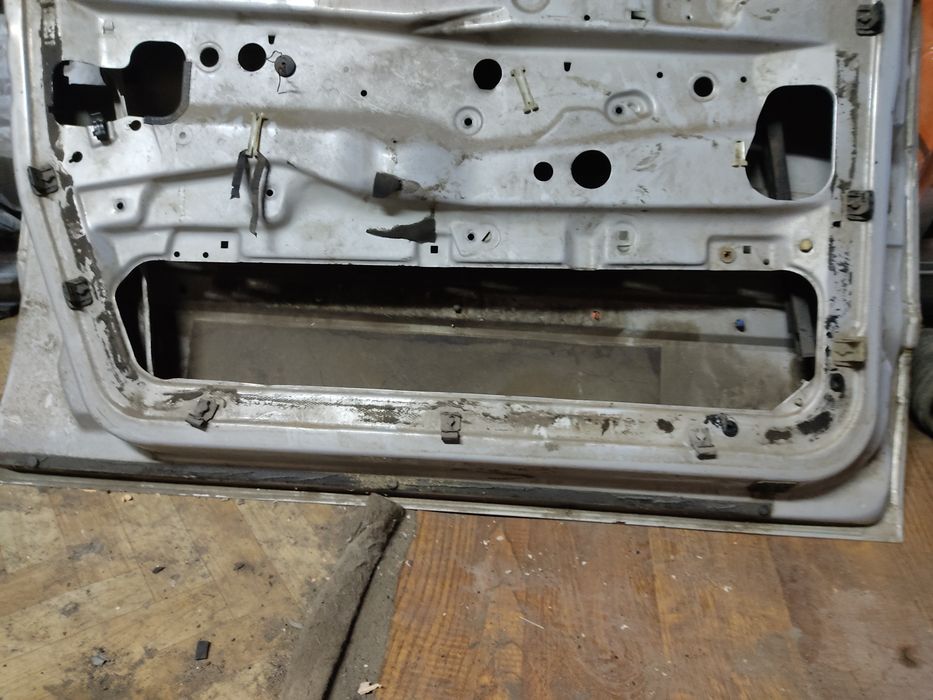 Дверь водительская пассат б4