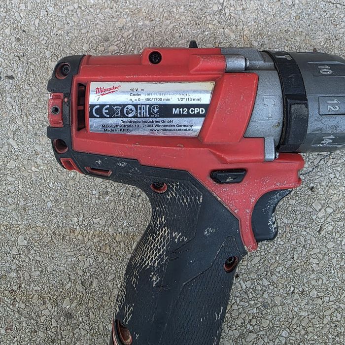 Milwaukee M12 filetanta cu percutie