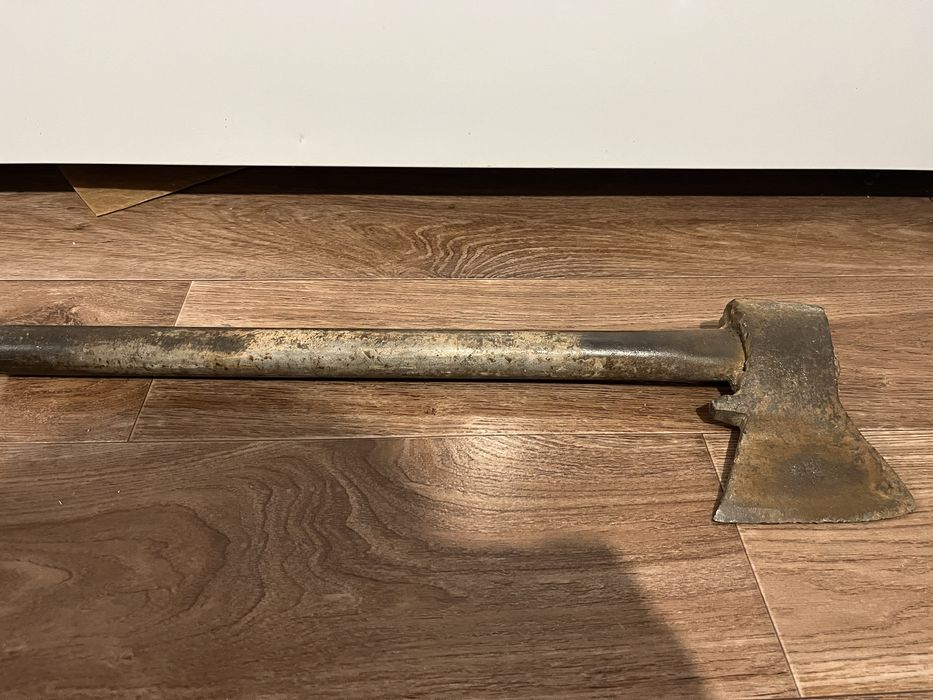 Продам топор с железной рукояткой