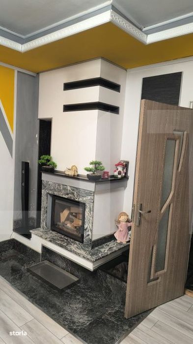 Casa,6 camere ,curte comuna in zona buna