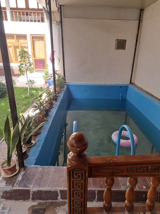 Кази махаллада 3.2сотокли 2этажли уй сотилади 8та хонали бассейн бор