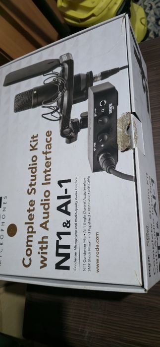 Microfon Studio RØDE NT1 și Interfață Audio RØDE AI-1